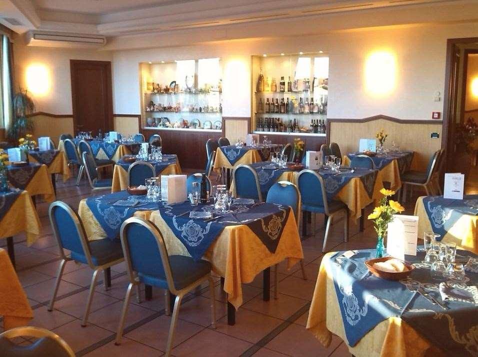 Hotel Mondial Porto Recanati Restoran fotoğraf